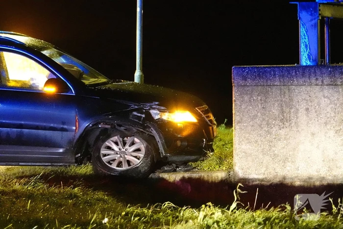 Automobilist vliegt uit de bocht en knalt tegen muur