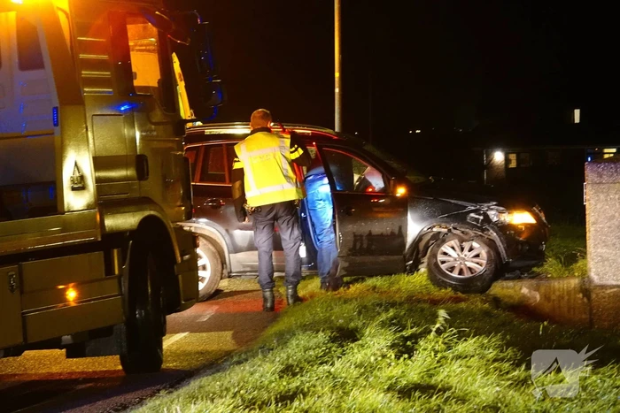 Automobilist vliegt uit de bocht en knalt tegen muur