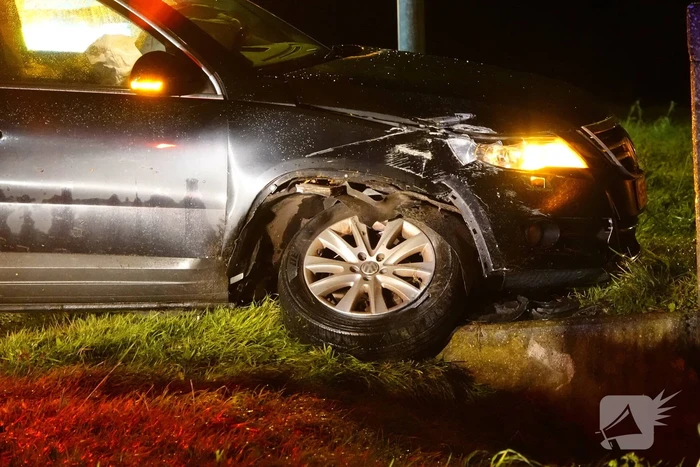Automobilist vliegt uit de bocht en knalt tegen muur