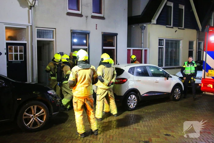 Brandweer doet onderzoek in woning na rookontwikkeling