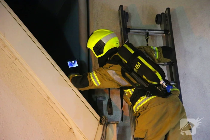 Brandweer doet onderzoek in woning na rookontwikkeling