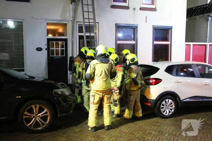 Brandweer doet onderzoek in woning na rookontwikkeling
