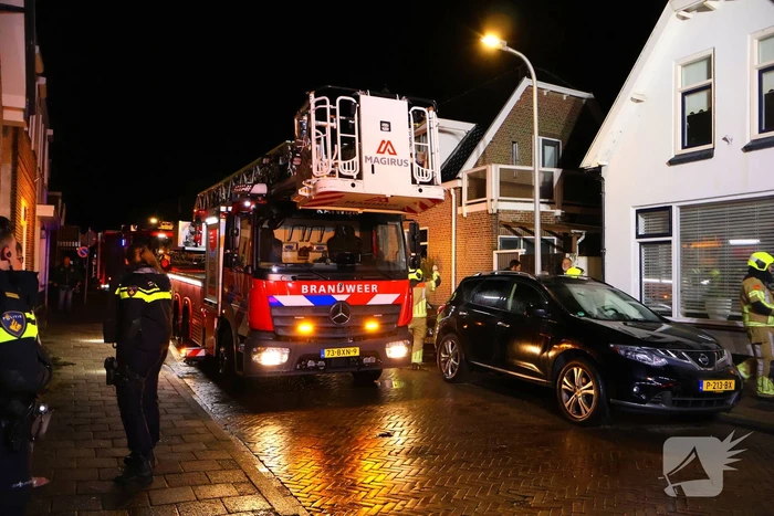 Brandweer doet onderzoek in woning na rookontwikkeling