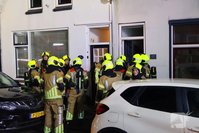 Brandweer doet onderzoek in woning na rookontwikkeling