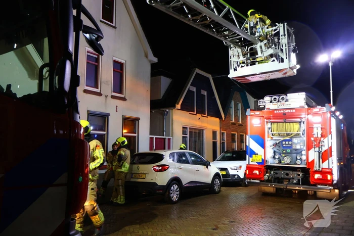 Brandweer doet onderzoek in woning na rookontwikkeling