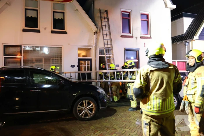 Brandweer doet onderzoek in woning na rookontwikkeling