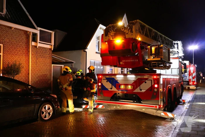 Brandweer doet onderzoek in woning na rookontwikkeling