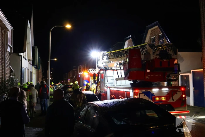 Brandweer doet onderzoek in woning na rookontwikkeling