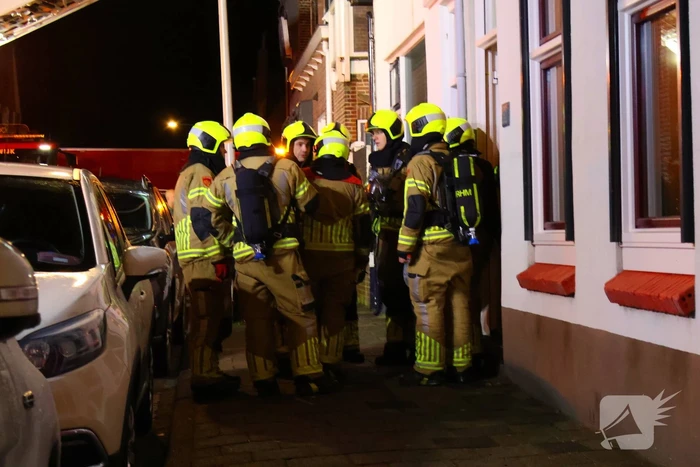 Brandweer doet onderzoek in woning na rookontwikkeling
