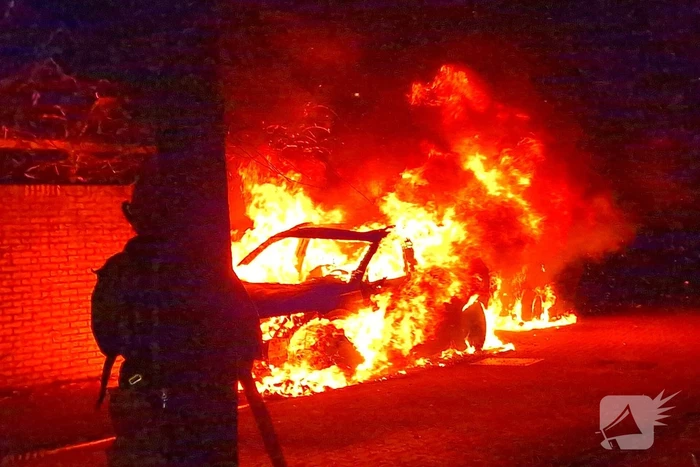 Twee auto's verwoest door brand