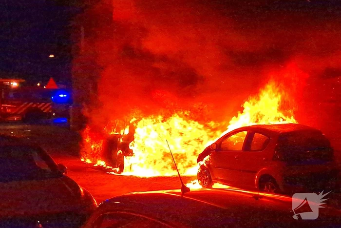Twee auto's verwoest door brand