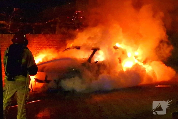 Twee auto's verwoest door brand