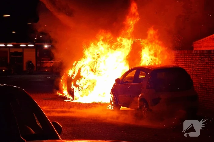 Twee auto's verwoest door brand