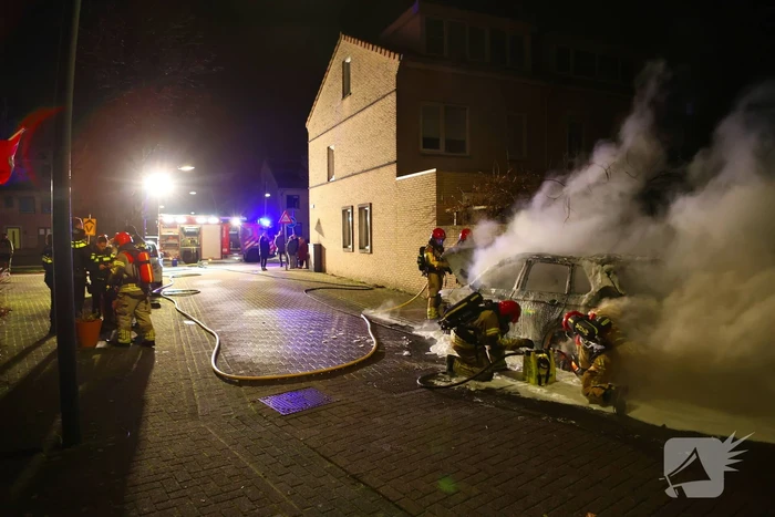 Twee auto's verwoest door brand