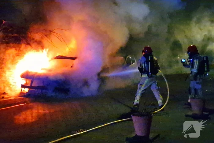 Twee auto's verwoest door brand