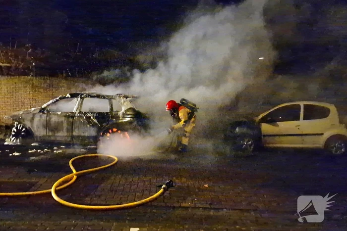 Twee auto's verwoest door brand
