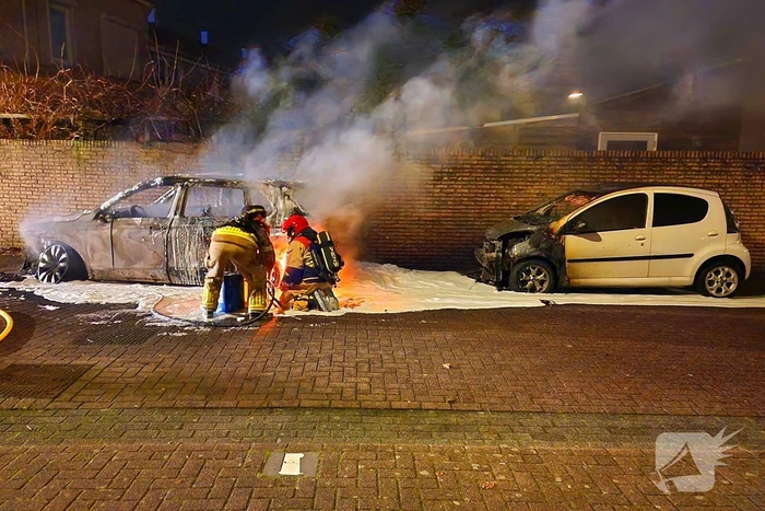 Twee auto's verwoest door brand