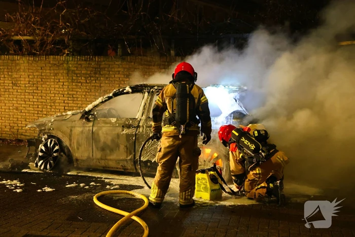 Twee auto's verwoest door brand