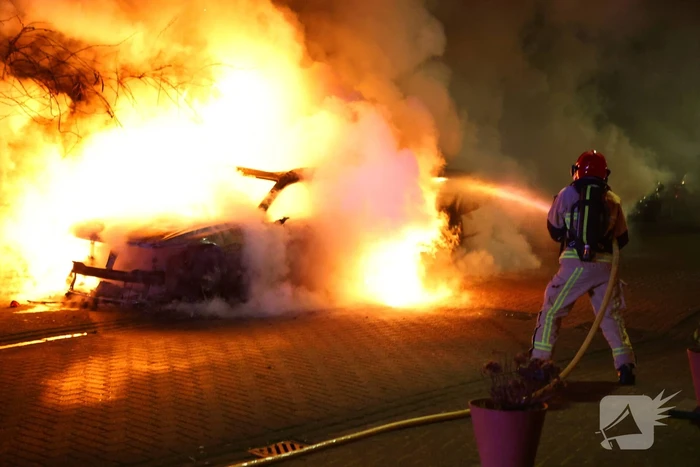 Twee auto's verwoest door brand