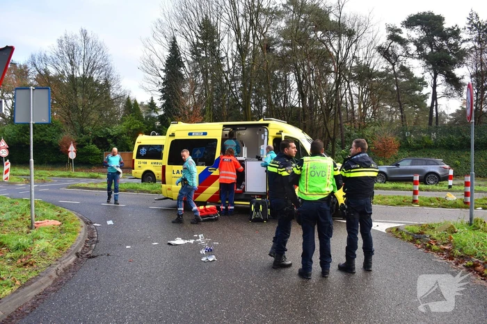 Motorrijder zwaargewond bij botsing met auto