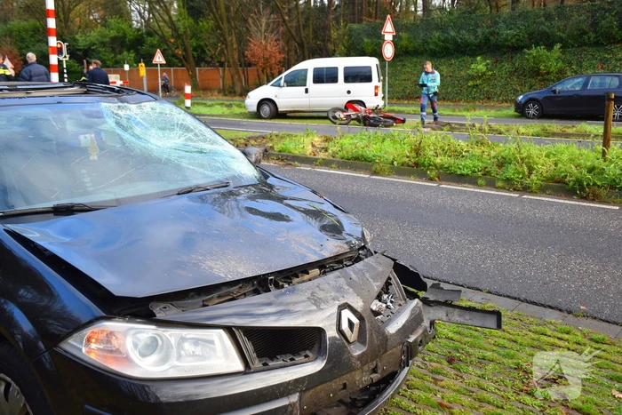 Motorrijder zwaargewond bij botsing met auto