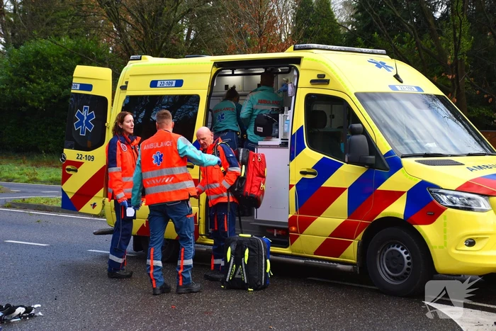 Motorrijder zwaargewond bij botsing met auto