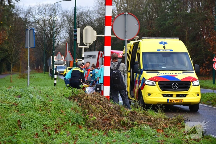 Motorrijder zwaargewond bij botsing met auto