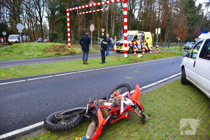 Motorrijder zwaargewond bij botsing met auto