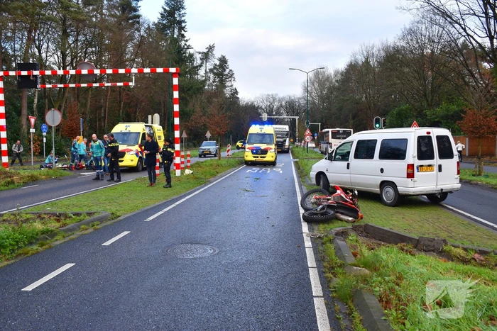 Motorrijder zwaargewond bij botsing met auto