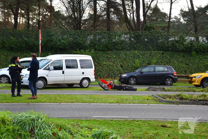 Motorrijder zwaargewond bij botsing met auto