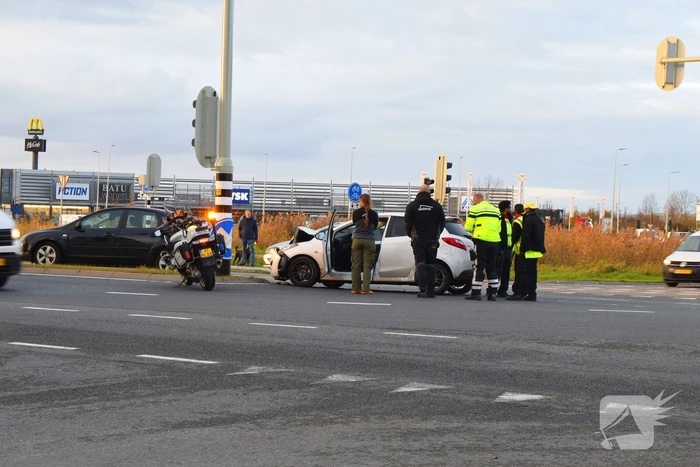 Twee auto's flink beschadigd bij aanrijding
