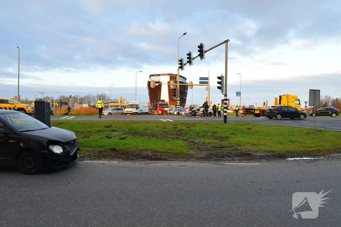 Twee auto's flink beschadigd bij aanrijding