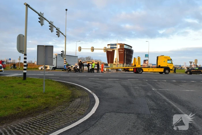 Twee auto's flink beschadigd bij aanrijding