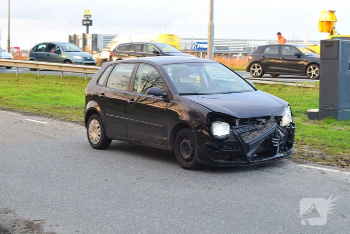 Twee auto's flink beschadigd bij aanrijding