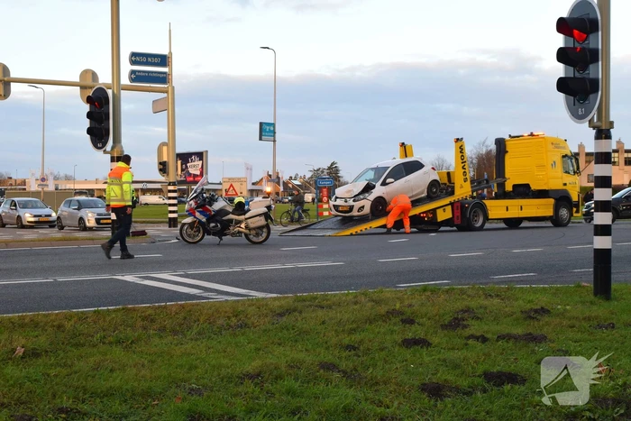 Twee auto's flink beschadigd bij aanrijding