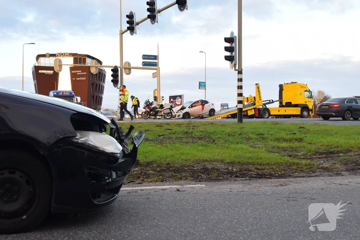 Twee auto's flink beschadigd bij aanrijding