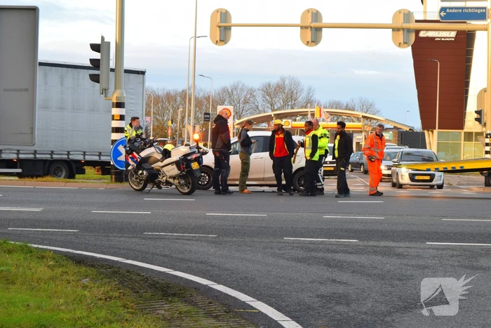 Twee auto's flink beschadigd bij aanrijding