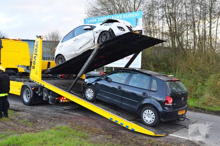 Twee auto's flink beschadigd bij aanrijding