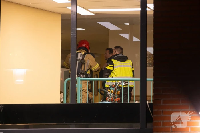 Brandend kleed zorgt voor rookontwikkeling in appartement