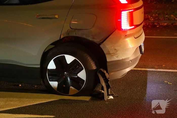 Auto belandt op zijkant, bestuurder aangehouden