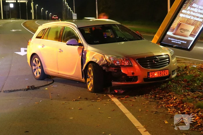 Auto belandt op zijkant, bestuurder aangehouden