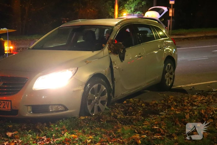 Auto belandt op zijkant, bestuurder aangehouden