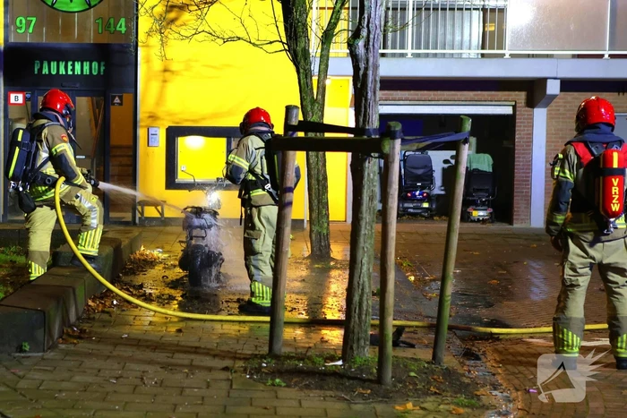 Brandweer blust brandende scooter