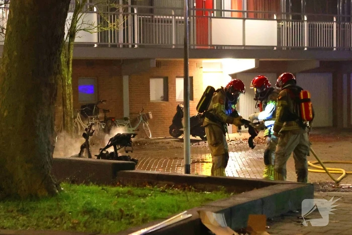 Brandweer blust brandende scooter