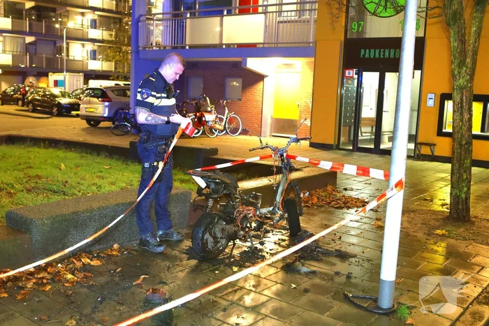 Brandweer blust brandende scooter