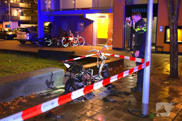 Brandweer blust brandende scooter