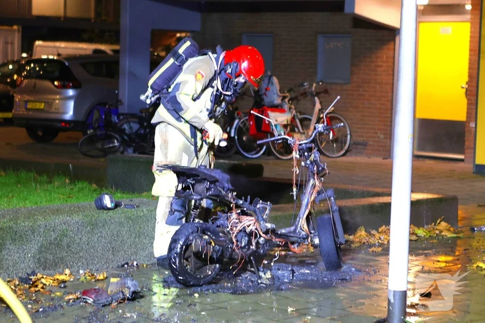 Brandweer blust brandende scooter