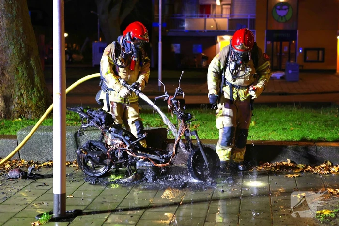 Brandweer blust brandende scooter