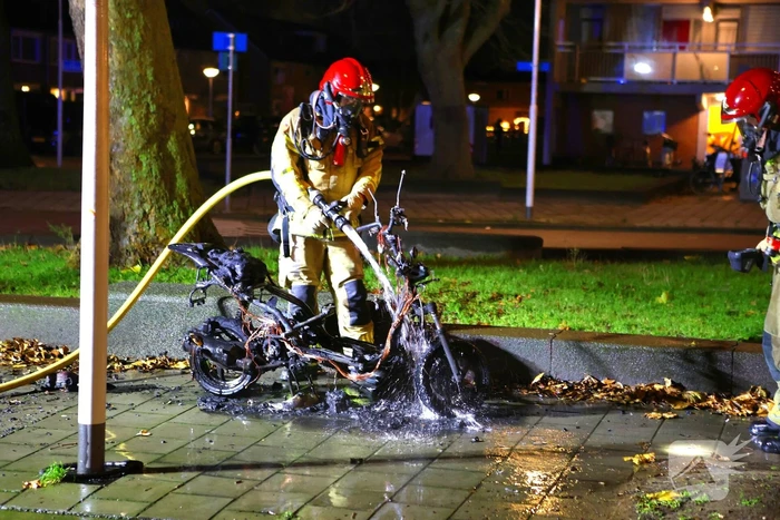Brandweer blust brandende scooter