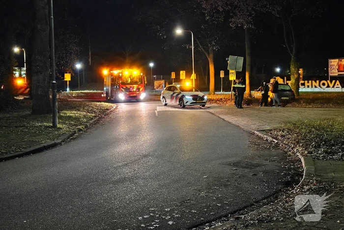 Automobilist verliest macht over stuur en klapt op boom